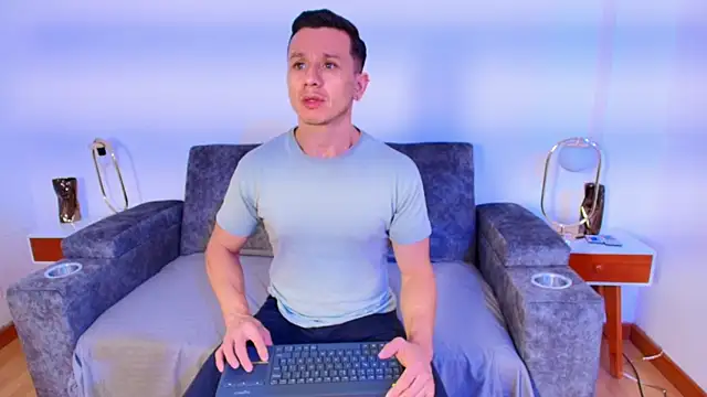 Snapshot of Andrewfalcon chatting on September 28, 1:09 pm Andrewfalcon online show from September 28, 1:09 pm
