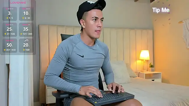 Snapshot of Aron_Bolt chatting on January 8, 2:57 am Aron Bolt online show from January 8, 2:57 am