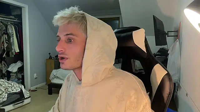 Snapshot of Dylansd chatting on December 31, 8:04 am Dylansd online show from December 31, 8:04 am