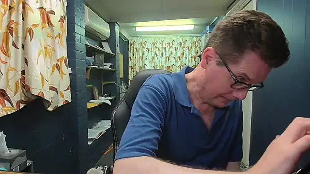 Snapshot of tilobinder chatting on October 24, 1:02 pm tilobinder online show from October 24, 1:02 pm