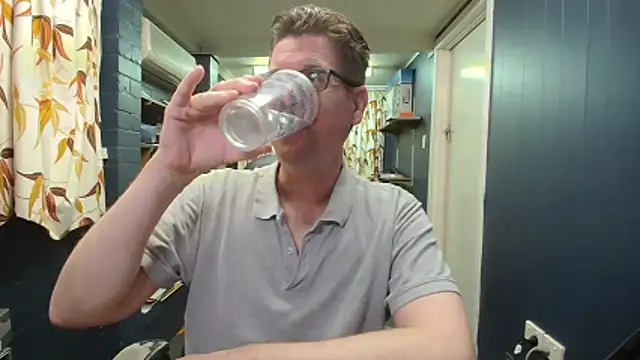 Snapshot of tilobinder chatting on October 18, 1:49 pm tilobinder online show from October 18, 1:49 pm