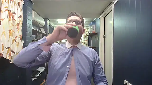 Snapshot of tilobinder chatting on October 31, 1:47 pm tilobinder online show from October 31, 1:47 pm