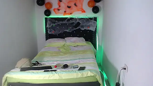 Snapshot of EbonyAscend chatting on October 14, 2:18 am EbonyAscend online show from October 14, 2:18 am