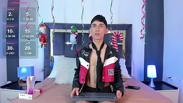 Snapshot of Thayler_jones chatting on December 24, 11:17 am Thayler jones online show from December 24, 11:17 am