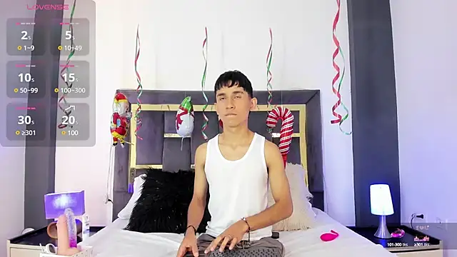 Snapshot of Thayler_jones chatting on December 19, 11:39 am Thayler jones online show from December 19, 11:39 am
