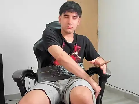 leo030809 online show from April 28, 10:14 pm