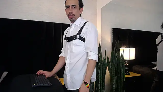 Snapshot of Sr_Magnus_ chatting on March 18, 4:18 am Sr Magnus online show from March 18, 4:18 am