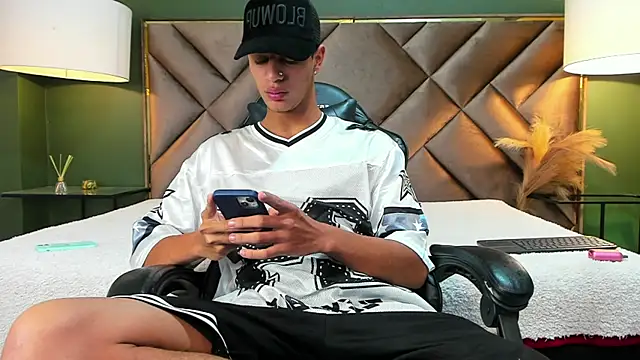 Snapshot of Tyler_Rodriguez chatting on October 9, 10:03 pm Tyler Rodriguez online show from October 9, 10:03 pm