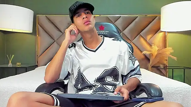 Snapshot of Tyler_Rodriguez chatting on October 8, 9:52 pm Tyler Rodriguez online show from October 8, 9:52 pm