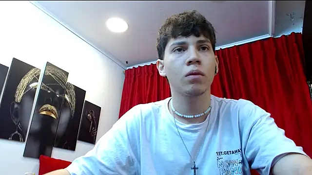 Snapshot of Jonathan_Moreau chatting on December 5, 12:00 pm Jonathan Moreau online show from December 5, 12:00 pm