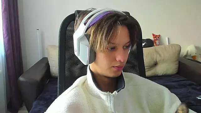 Snapshot of Ostin_meow chatting on October 3, 8:19 am Ostin meow online show from October 3, 8:19 am