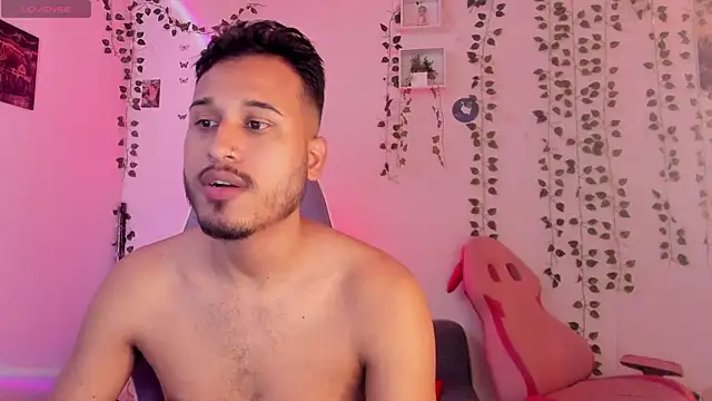 Snapshot of Raf_brunette chatting on December 11, 2:39 pm Raf brunette online show from December 11, 2:39 pm