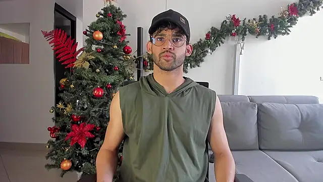 Snapshot of andrewChris_ chatting on December 20, 6:13 pm andrewChris online show from December 20, 6:13 pm