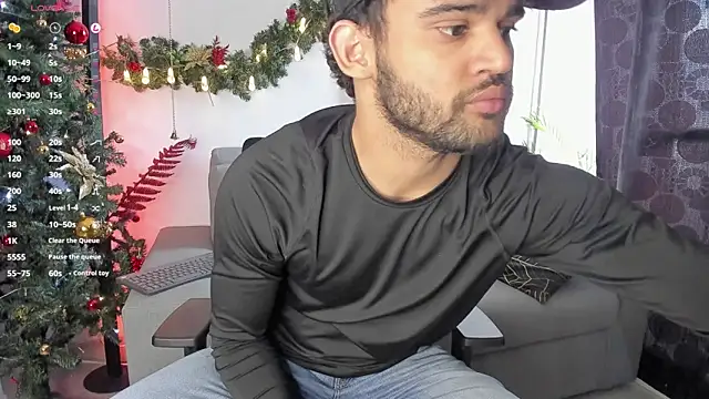 Snapshot of andrewChris_ chatting on December 10, 5:44 pm andrewChris online show from December 10, 5:44 pm