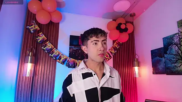 Noah Xitruxx online show from October 19, 2:49 am