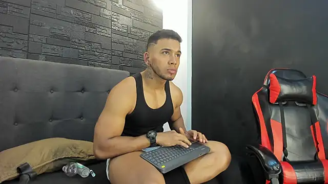 Snapshot of bruno_miller_ chatting on December 20, 9:06 pm bruno miller online show from December 20, 9:06 pm