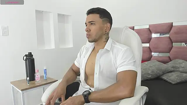 Snapshot of bruno_miller_ chatting on December 9, 9:01 pm bruno miller online show from December 9, 9:01 pm