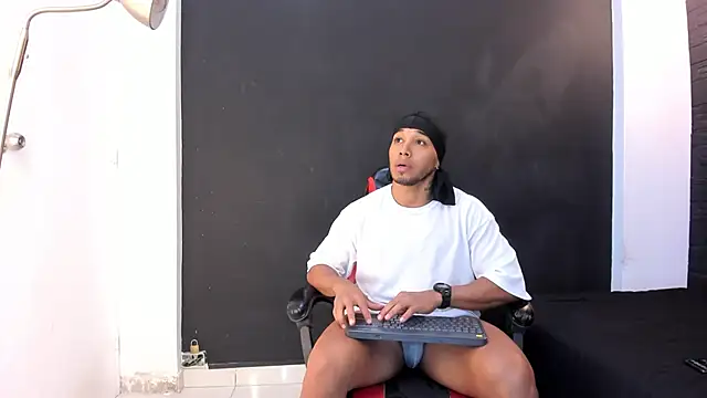 Snapshot of bruno_miller_ chatting on December 16, 8:48 pm bruno miller online show from December 16, 8:48 pm