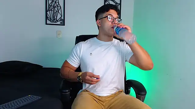 TravisJoplinn online show from December 16, 11:18 pm