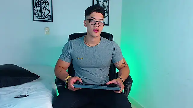 TravisJoplinn online show from December 14, 11:12 pm