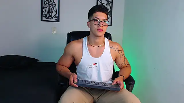 TravisJoplinn online show from December 19, 11:03 pm