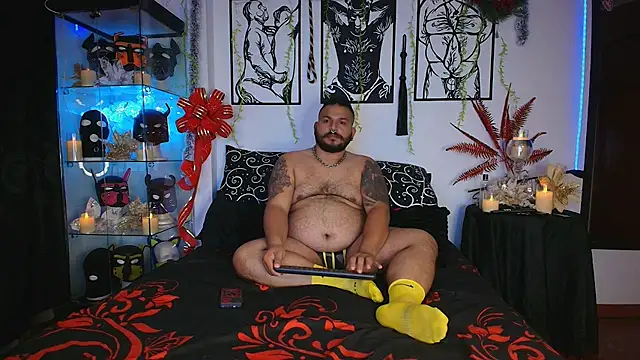 Snapshot of dannybear_ chatting on December 23, 12:57 am dannybear online show from December 23, 12:57 am