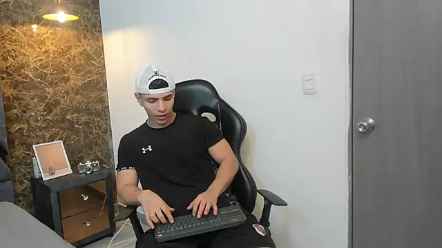 Snapshot of Flynn_Riider chatting on December 18, 11:24 am Flynn Riider online show from December 18, 11:24 am