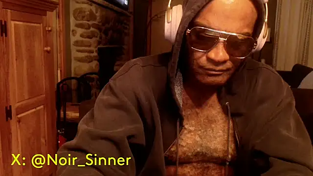 Snapshot of sinnernoir chatting on October 30, 4:47 am sinnernoir online show from October 30, 4:47 am