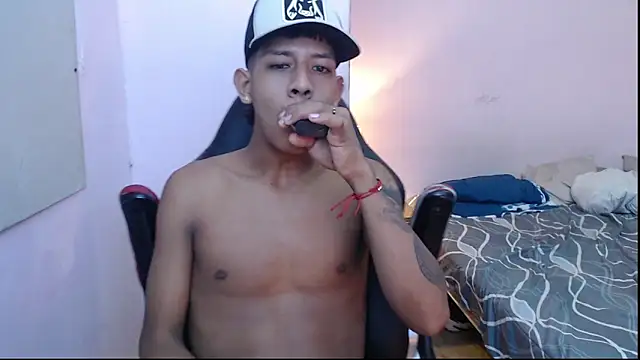 Snapshot of mr_stiven_ chatting on January 4, 12:59 am mr stiven online show from January 4, 12:59 am