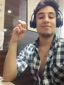 Snapshot of GamerQuinn chatting on December 21, 10:41 pm GamerQuinn online show from December 21, 10:41 pm