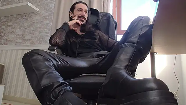Snapshot of AxelColton chatting on October 17, 10:30 am AxelColton online show from October 17, 10:30 am