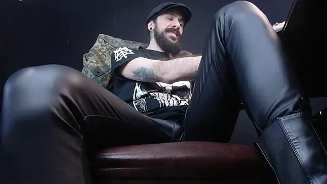 Snapshot of AxelColton chatting on February 20, 5:44 am AxelColton online show from February 20, 5:44 am