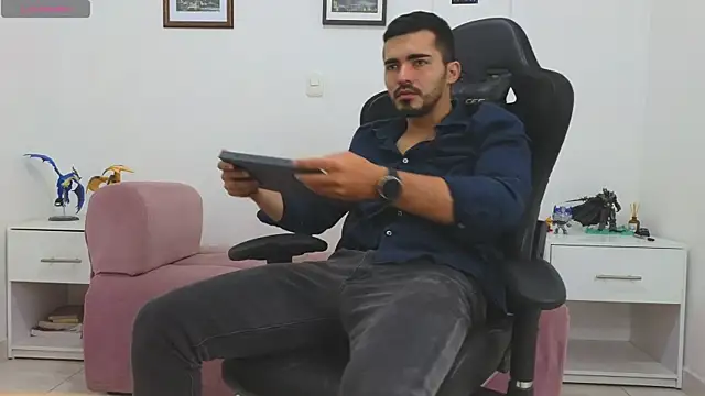 Snapshot of Massimoo_07 chatting on October 4, 3:06 pm Massimoo 07 online show from October 4, 3:06 pm