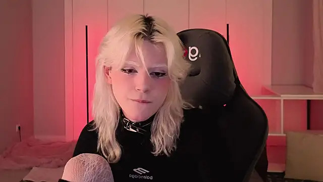 b0y fantasy online show from April 11, 6:44 pm