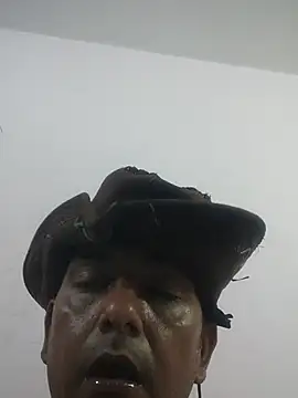 Snapshot of MAGNETICDADDY8 chatting on October 13, 3:18 pm MAGNETICDADDY8 online show from October 13, 3:18 pm