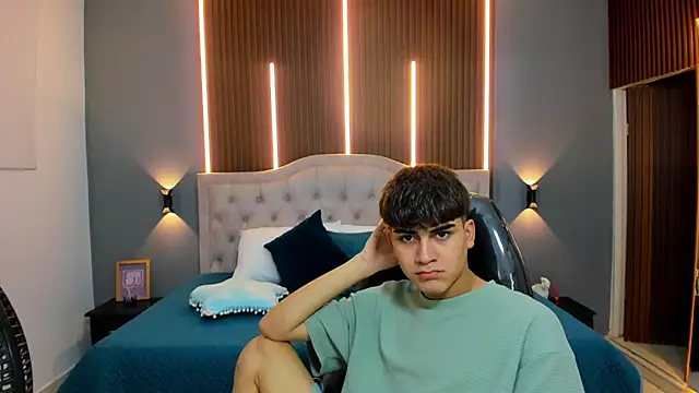Snapshot of Tommy18__ chatting on October 7, 3:21 am Tommy18 online show from October 7, 3:21 am