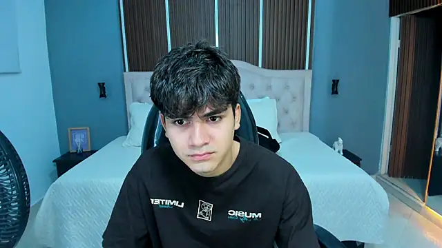 Snapshot of Tommy18__ chatting on September 30, 3:34 am Tommy18 online show from September 30, 3:34 am