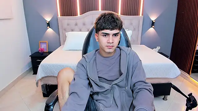 Tommy18   online show from June 11, 3:26 am