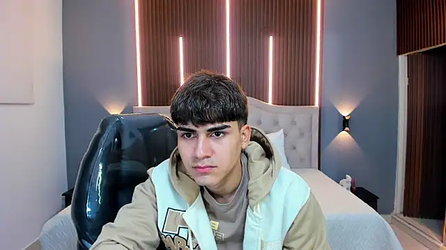Snapshot of Tommy18__ chatting on October 9, 3:33 am Tommy18 online show from October 9, 3:33 am