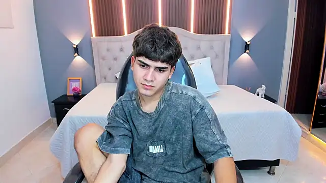 Tommy18   online show from June 24, 3:31 am
