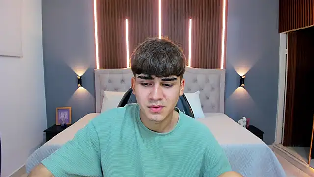 Snapshot of Tommy18__ chatting on October 10, 3:44 am Tommy18 online show from October 10, 3:44 am