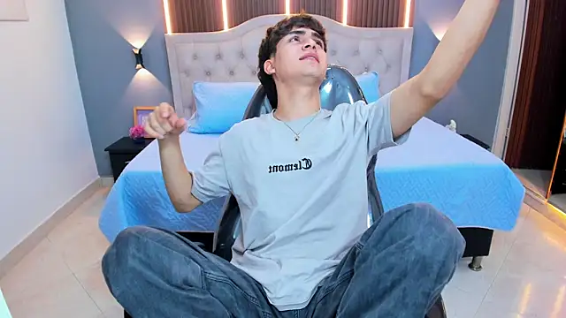 Tommy18   online show from April 23, 3:44 am