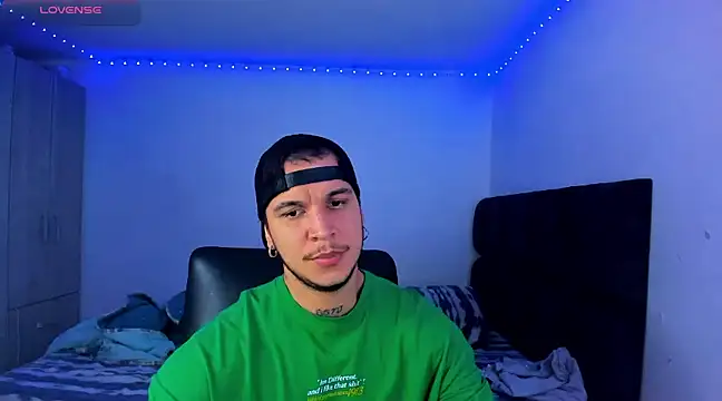 Snapshot of austinoficial chatting on February 8, 9:25 pm austinoficial online show from February 8, 9:25 pm