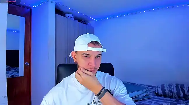 Snapshot of austinoficial chatting on February 19, 9:58 pm austinoficial online show from February 19, 9:58 pm
