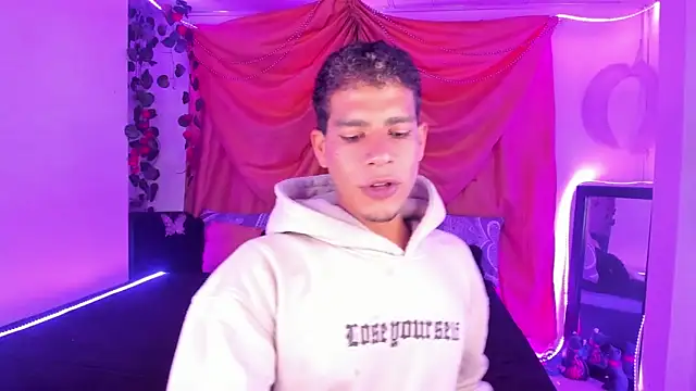 Snapshot of Ethan_Boyy chatting on October 10, 11:19 pm Ethan Boyy online show from October 10, 11:19 pm