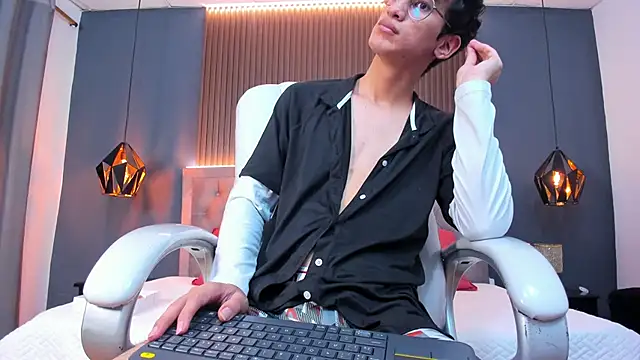 Snapshot of Cum_hunters chatting on September 24, 3:39 am Cum hunters online show from September 24, 3:39 am