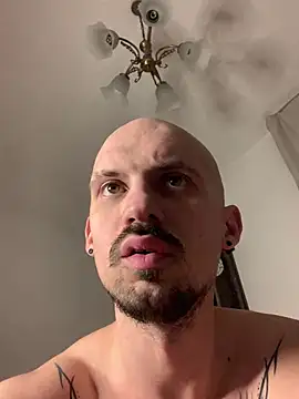 Snapshot of AssHunter4k chatting on March 3, 5:18 am AssHunter4k online show from March 3, 5:18 am