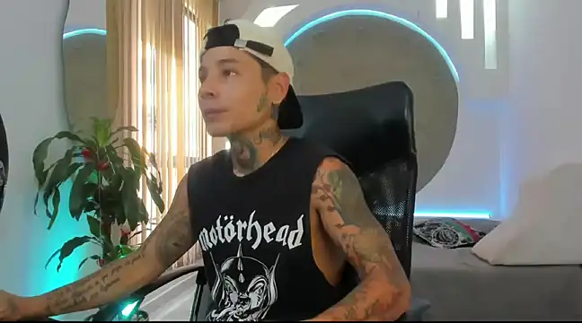 Snapshot of tattokoi chatting on March 1, 5:38 pm tattokoi online show from March 1, 5:38 pm