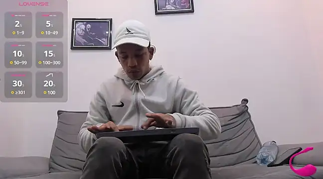 Snapshot of carlos_alber12 chatting on March 6, 7:32 pm carlos alber12 online show from March 6, 7:32 pm