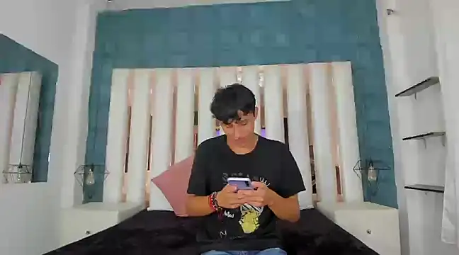 Snapshot of MarckPassion chatting on February 8, 1:32 am MarckPassion online show from February 8, 1:32 am